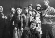Läsnäolopakon improvisoitu murhamysteeri valtaa ravintolatilan Improvisaatioteatteri Läsnäolopakko esittää improvisoidun Murhamysteerin Naantalissa ja Turussa. Kuva: Improvisaatioteatteri Läsnäolopakko.