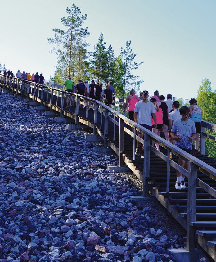 Kuntoporraskilpailun avajaisissa Paraisilla treenasi kesäkuussa noin sata ihmistä