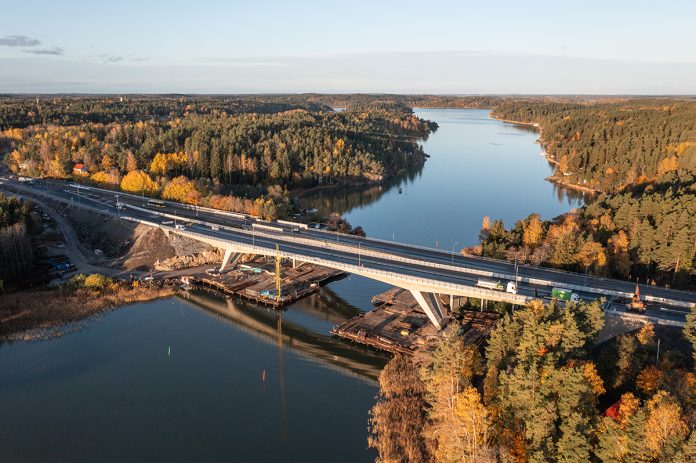 Hessundinsalmen uusi silta avattiin liikenteelle 24.10.2024. Näyttävä vinojalkainen betonisilta on jännemitaltaan suurimpia Suomessa toteutettuja kehäsiltarakenteita ja rakentamisessa on käytetty Suomessa ainutlaatuista betoninivelrakennetta. Kuva: Kreate.