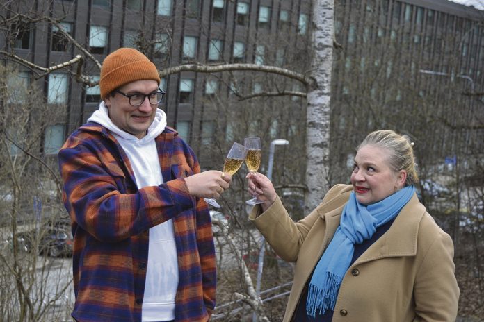 Lemmenviraston päärooleissa nähdään tenori Teemu Mustonen ja näyttelijä Tarja Hemminki. Kuoro-osuuksia laulavat Turun oopperakuoro ja Turun konservatorion lauluryhmä. Kuva: Maija Kantola.