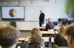 Naantalin kaupunki ylläpitää tiivistä yritysyhteistyötä paikallisten yritysten, kaupungin ja koulujen välillä. Kuvassa elinkeinopäällikkö Lassi Rosala kertoo yritysyhteistyöstä Naantalin lukiossa. Kuva: Naantalin kaupunki.