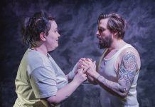 Teatteriarvio | Sellin selviytymistaistelulla kova hinta Hanna Mehdon esittämä Aino ja Petri Aulinin Henri ovat Sellissä kovilla niin henkisesti kuin fyysisestikin. Kuva: Urpo Helenius.