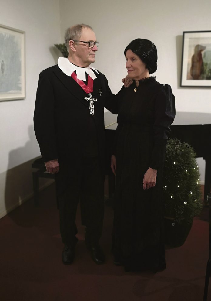 Fredrikan Turku web Fredrika Tengström, myöhemmin Runeberg (Raija Ellmén) setänsä arkkipiispa Jacob Tengströmin (Timo Uusikylä) hellässä suojeluksessa. Kuva: Merja Kurkinen.