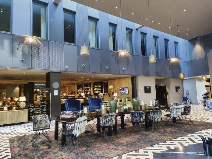 Hamburger Bors aula web Turun Scandic Hamburger Börsin ensimmäisen kerroksen Lounge-tiloissa pidetään Paimion muotiviikolta tuttu Vaate 2.0 Vastuullisen muodin gallerianäytös. Kuva: Turun Seutusanomien arkisto.