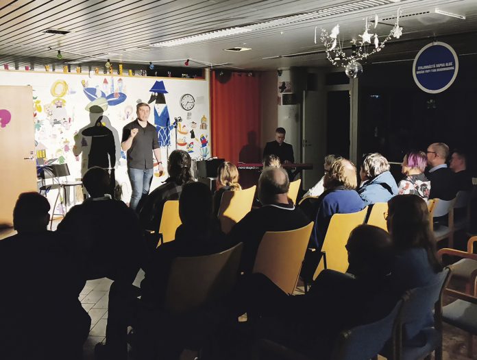 Lahioiltamat Laugh my Turku web Laugh my Turun Lähiöiltamien historiallinen ensimmäinen ilta 1.2. Pansion Panskiksella oli menestys. Kuva: Laugh my Turku ry.