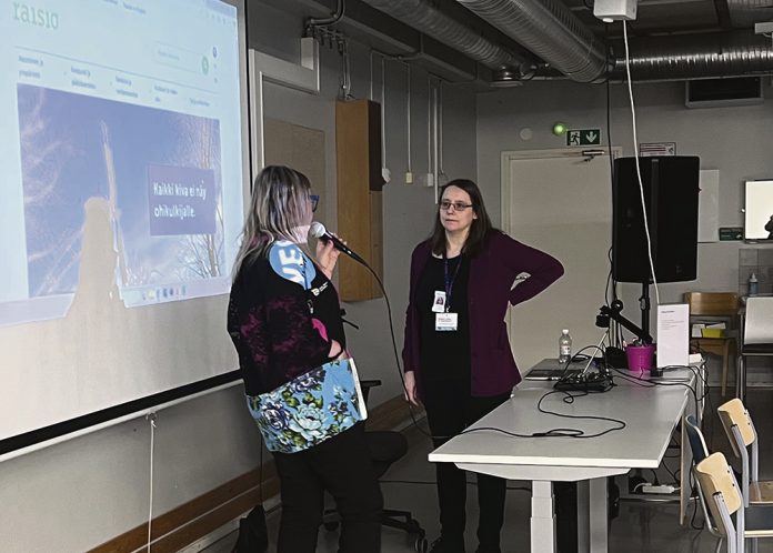 Työmarkkinatorin Eija Erlamo ja Raision kaupungin työllisyyspalveluiden palvelupäällikkö Outi Niemi Raision yritys- ja rekrymessuilla 21. tammikuuta. Kuva: Katariina Mäkinen-Önsoy.