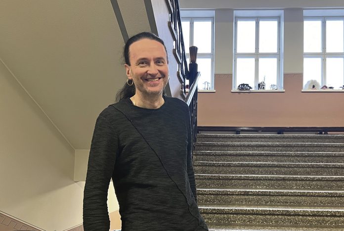 Luostarivuoren Lyseon lukion musiikinopettajana työskentelevä Tomi Norha on julkaissut kaksi romaania, Lentotähden ja Naarasperhon. Impivaaran laduilla hiihtäminen toimii kirjoittamisen ohella Norhalle oivallisina tapoina irrottautua arjen kiireistä.