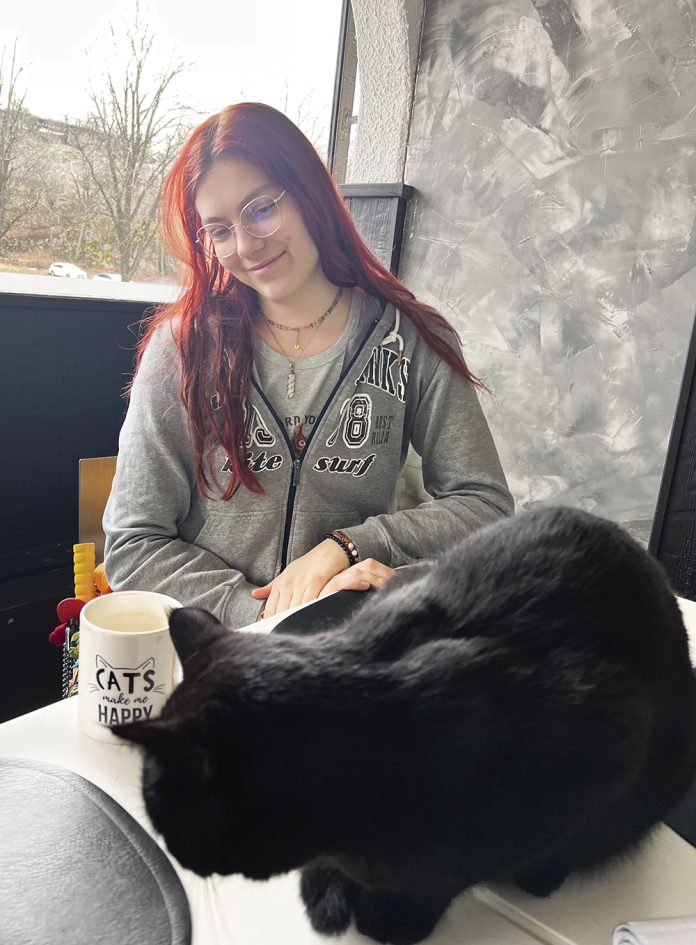Kissakahvila Mirri web_01 Yrittäjä Iris Laineste Keiju-kissansa kanssa Kissakahvila Mirrissä.