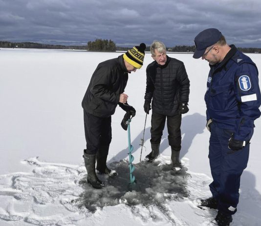 Littoistenjärven jäänpaksuuden arvauskilpailussa viisi oikeaa vastausta Lions Club Littoisen Littoistenjärven jäänpaksuuden arvauskilpailu toteutetaan millimetrin tarkkuudella. Mittaus suoritetaan poliisin valvonnassa. Kuva: LC Littoinen.