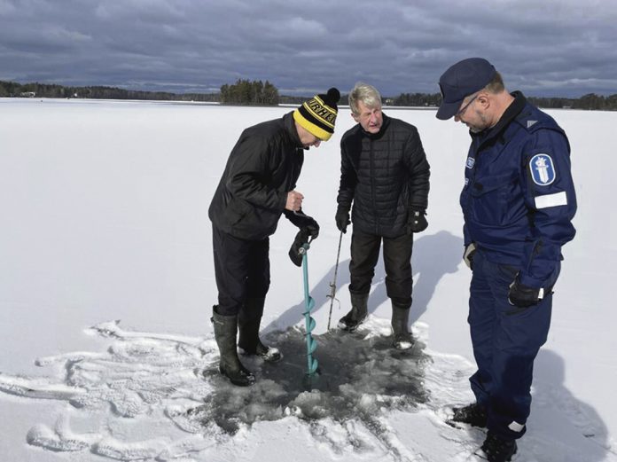 Lions Club Littoisen Littoistenjärven jäänpaksuuden arvauskilpailu toteutetaan millimetrin tarkkuudella. Mittaus suoritetaan poliisin valvonnassa. Kuva: LC Littoinen.