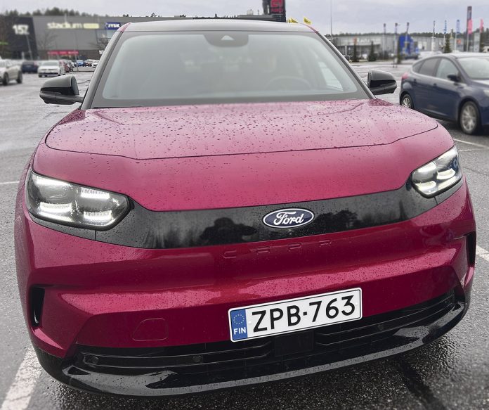 Täyssähköinen Ford Capri® on varma ja sujuva ajopeli.