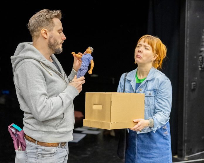 Raision Teatterin Pasi was here: Hemmo (Petri Aulin) ja Turnajaiskeppi (Elina Snellman). Kuva: Urpo Helenius.