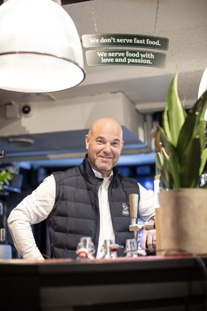 Ravintoloitsija Kim Rafkin. Kuva: Ilona Toivonen.