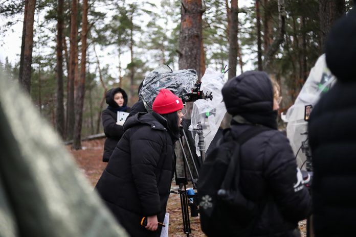 Kuvaukset Kunstenniemen leirikeskuksella. Keskellä Emilia Kovanen. Kuva: Julia Ojala.