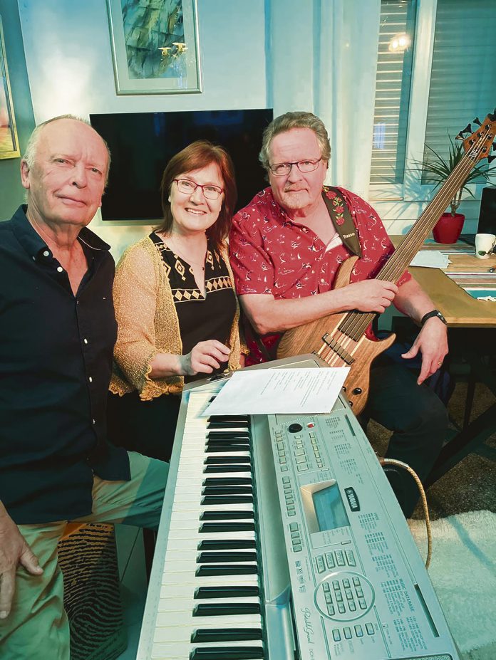 Vaskinen harava -runo-musiikkiteoksen lausuu esityksen dramatisoinut Inkeri Kivimäki. Lavalle nousevat myös Pekka Soveri, piano, ja Tauno Siltanen, basso.