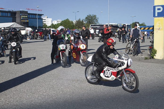 Itäharjun Ajoilla on pitkät perinteet Turussa. Näytösajoissa juhlitaan tänä vuonna erityisesti naismotoristeja ratamoottoripyöräilijä ja karting-autoilija Taru Rinteeseen viittaavalla Turun Taru -teemalla. Kuva: Turun Seutusanomien arkisto.