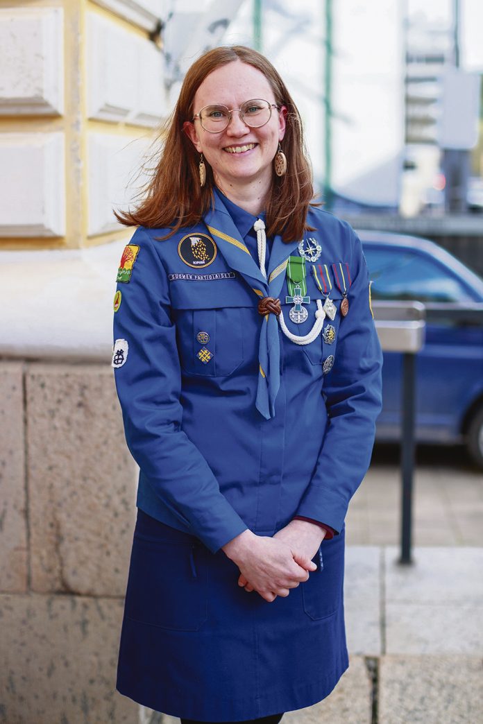 Kaarinalaista partiolaista Maarit Heikkistä muistettiin merkittävällä ansiomerkillä poikkeuksellisen pitkäaikaisesta ja ansiokkaasta toiminnastaan partiossa. Kuva: Miska Loimaala.