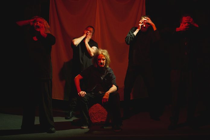 Kullervo-teoksen näyttelijät (vasemmalta oikealle): Ina Heliö, Juha Ikola, Rainer Salo, Ismo Reunamo ja Jussi Koskikukka. Kuva: Ikaros Ainasoja.