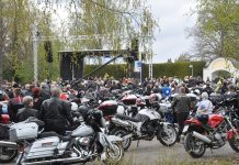 Ilta esiintyy Liedon motoristikirkon tapahtumalavalla Liedon motoristikirkko. Kuva: Liedon seurakunta.