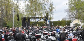 Ilta esiintyy Liedon motoristikirkon lavalla Liedon motoristikirkko. Kuva: Liedon seurakunta.