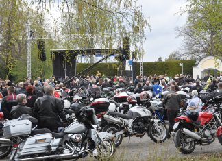 Ilta esiintyy Liedon motoristikirkon lavalla Liedon motoristikirkko. Kuva: Liedon seurakunta.