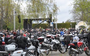 Ilta esiintyy Liedon motoristikirkon lavalla Liedon motoristikirkko. Kuva: Liedon seurakunta.