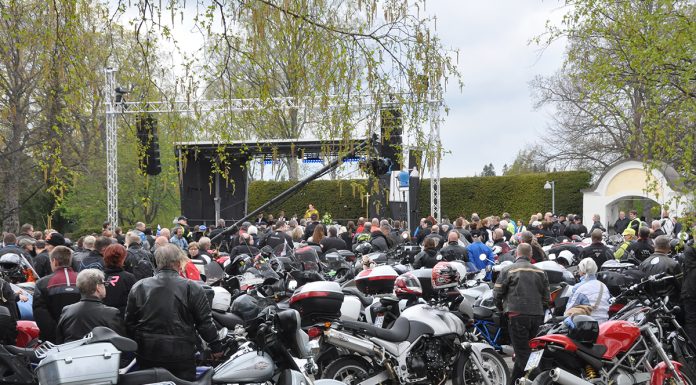 Ilta esiintyy Liedon motoristikirkon tapahtumalavalla Liedon motoristikirkko. Kuva: Liedon seurakunta.