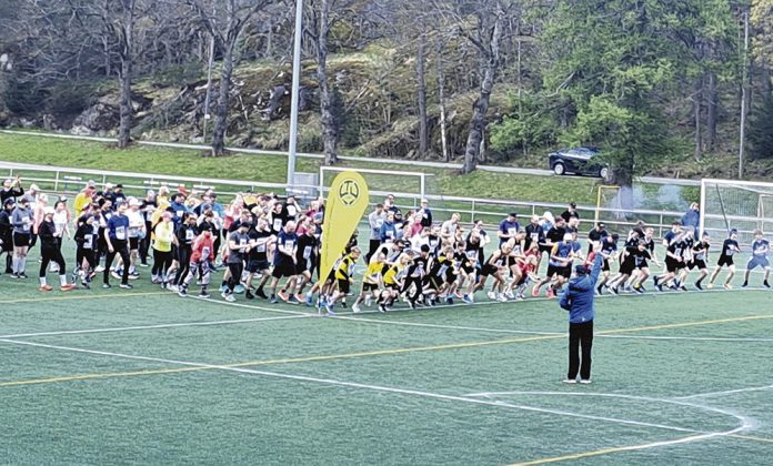 Littoistenjarven ymparijuoksun lahto 2025 web Littoistenjärven ympärijuoksuun juniorit lähtivät eturivistä, mutta pian alan aktiiviharrastajat ottivat komennon.