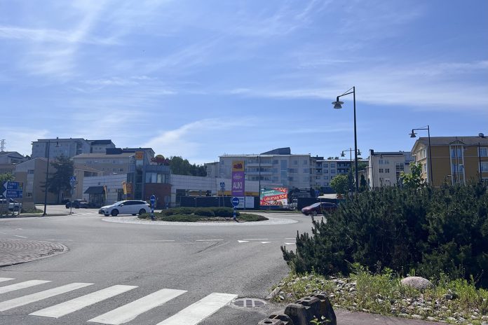 Tuulensuunkadun ja Järveläntien liikenneympyrä.