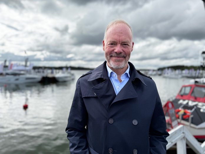 Vuoden 2025 Saaristomeripalkinto luovutettiin Pauli Aalto-Setälälle Naantalin Venemessuilla perjantaina. Kuva: Mika Särkijärvi.