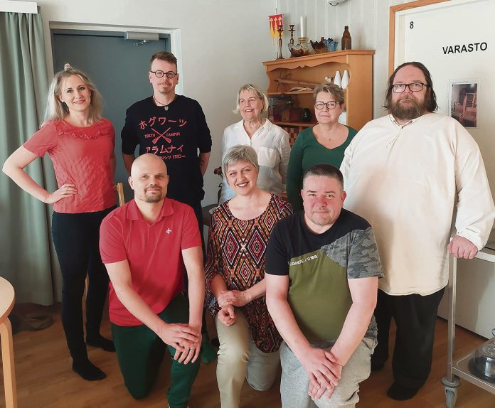 Sipilänmäen kesäteatterin valmisteleman Ihmisen ikävä toisen luo -teoksen työryhmää. Kuva: Sipilänmäen kesäteatteri.