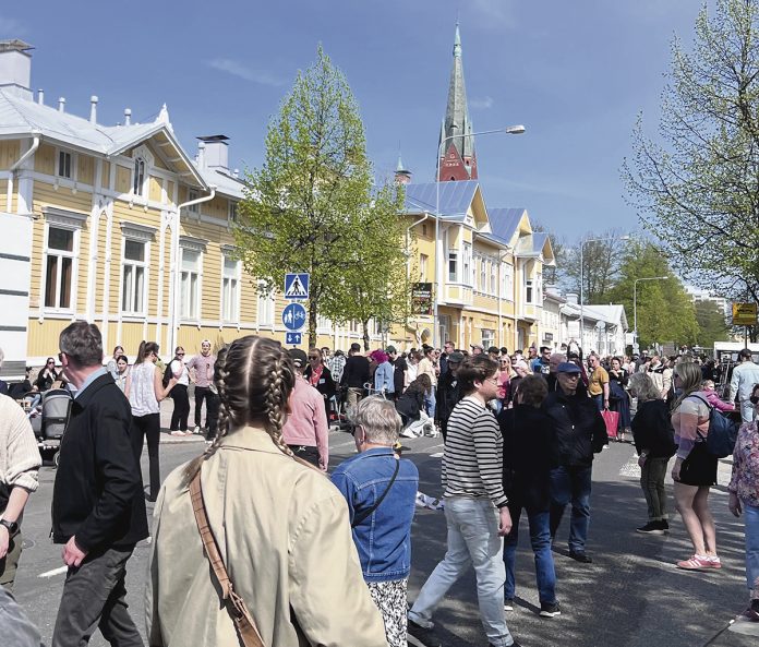 Portsan Katumarkkinoilla ja Mikaelinkirkon SuperSunnuntaissa oli paljon kävijöitä.