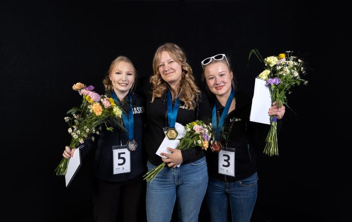 Taitaja2025_elaintenhoito_web_kuva_Peppi_Maatta_Juhannuskukkula_TAI_Skills_Finland Taitaja2025 Turku: eläintenhoidossa kultaa saavutti sauvolainen Karoliina Koskinen. Hopealle sijoittui Elli Multanen ja pronssille Enni Henttula. Kuva: Peppi Määttä, Juhannuskukkula TAI / SkillsFinland.