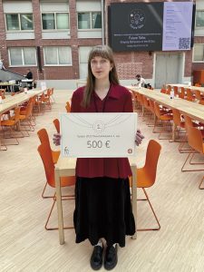 Taloustaitokilpailun voittaja Pinja-Miina Lindholm. Kuva: OP Media.