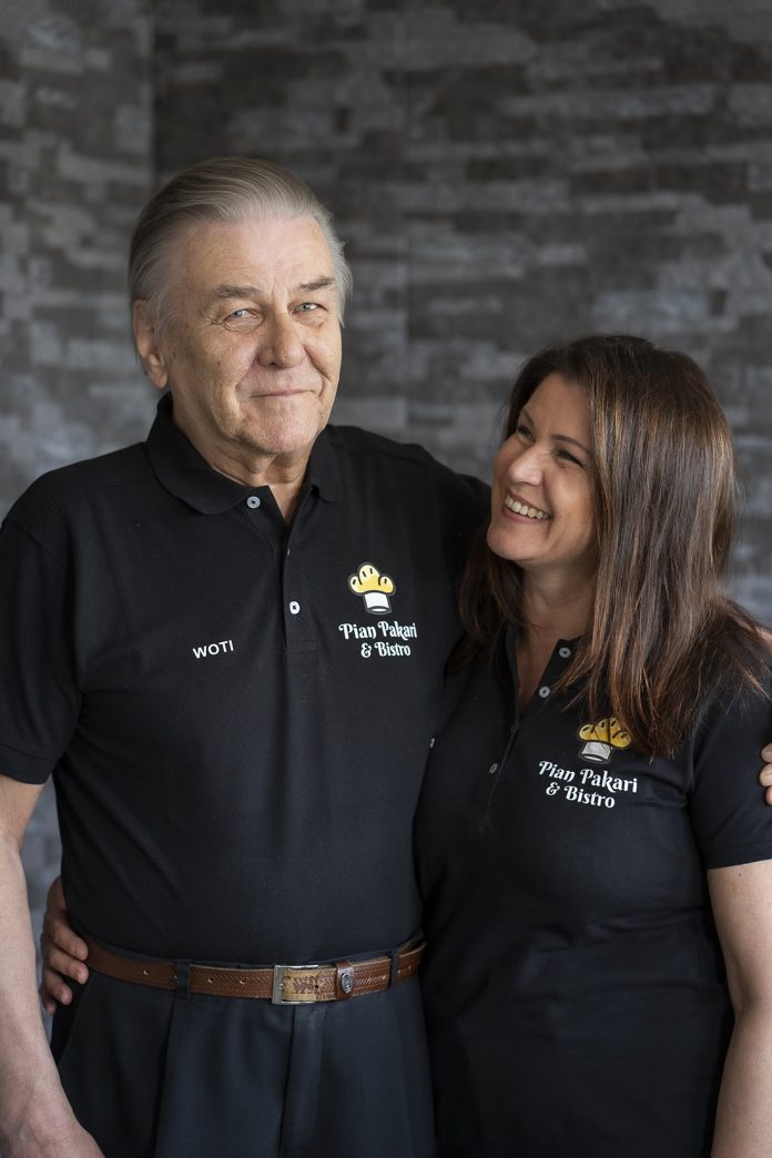 Wotin kebab Pian Pakari ja Bistro web Juhlien toukokuu: Voitto ”Woti” Ahlroth täyttää 85 vuotta, Wotin kebabit 40 vuotta ja Pian Pakari & Bistro 5 vuotta.