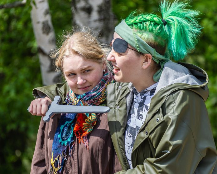 Mea Torssonen ja Veera Rötkönen näyttelevät Raision Teatterin Aarresaari-kesänäytelmässä. Kuva: Urpo Helenius.