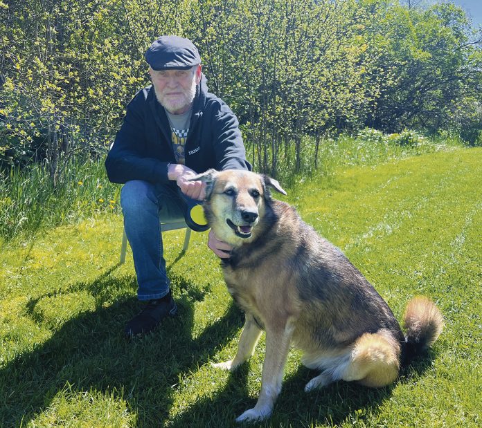 Altti Koivisto Halli-koiransa kanssa.