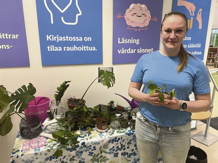 Huonekasviseura ry:n Iina Vaara Nummen kirjaston kasvinvaihto- ja pistokaspisteellä ReTurku-kiertotalouskarnevaalin HaliSviikon osuudella.