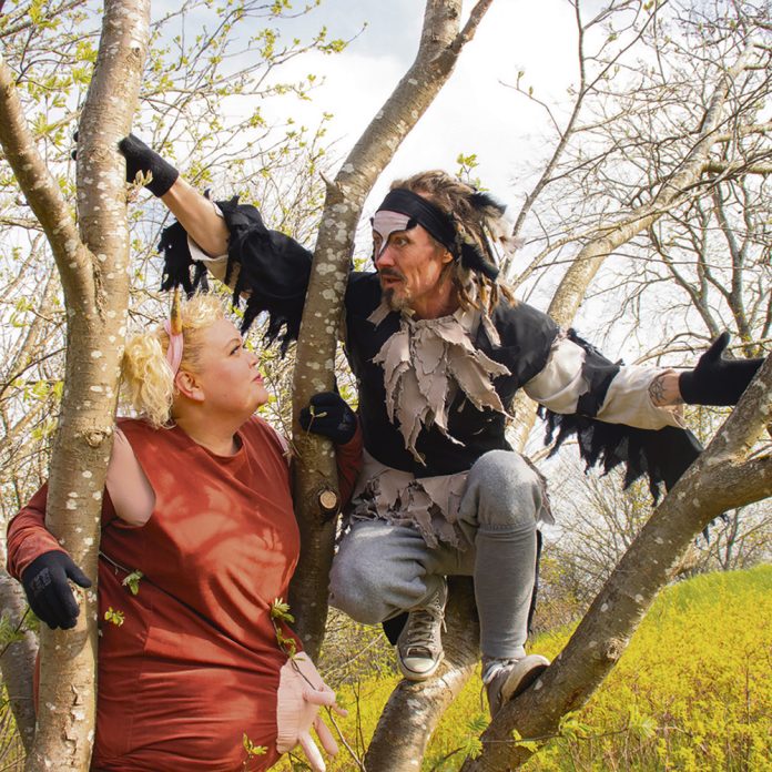 Ina Heliö esittää Mimmi Lehmää ja Jussi Koskikukka Varista Jo-Jo Teatterin kesänäytelmässä. Kuva: Esko Vähätalo.