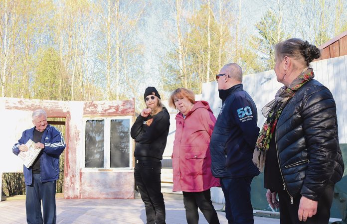Liedon Teatteri esittää Korkeuskammoa Kuusniemellä -maalaiskomedian kesäkuussa alkavalla näytöskaudellaan. Kuva: Helene Honkala.