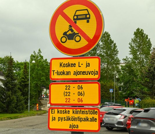 Naantali kysyy kokemuksia ydinkeskustan yöaikaisen liikenteen rajoittamisen vaikutuksista Naantalissa pyritään vähentämään tarpeetonta ja häiritsevää ajoa: yöaikainen ajorajoitus astui voimaan ydinkeskustassa. Kuva: Naantalin kaupunki.