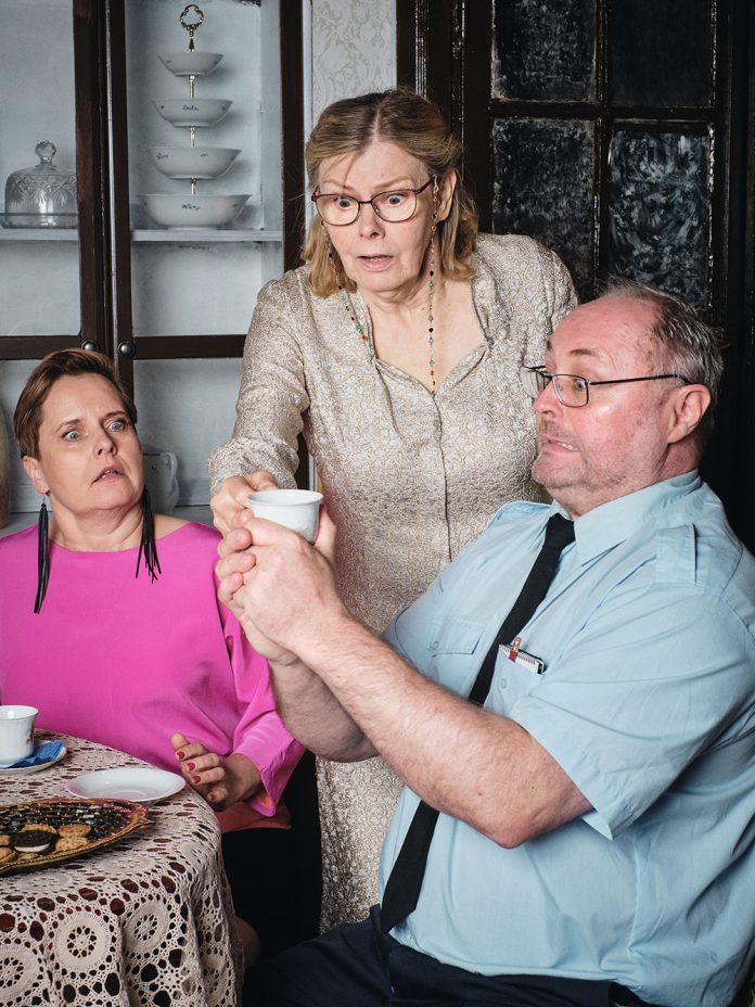 Mustaan huumoriin vivahtavan Kupponen kuolemaa -jännitysnäytelmän esitykset ovat Nutturlan Makasiiniteatterissa. Kuva: Matias Silmunen.