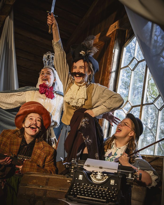 Sauvon kesäteatterin Pikku naisia -näyttämösovituksen päärooleissa nähdään Aada Sevón (Jo), Emmi Laaksonen ja Aino Finnholm (Meg), Ronja Juusti ja Elli Nikulainen (Beth), Helmi Reponen, Salli Reponen ja Esteri Seikkula (Amy). Kuva: Sauvon kesäteatteri / Selku ry.