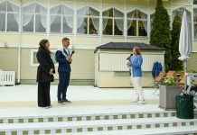 Presidentin tervetulovastaanotto ja Kultarannan puutarhanäyttelyn avaus perjantaina Tasavallan presidentti Alexander Stubb puolisonsa Suzanne Innes-Stubbin kanssa Naantalissa. Kuva: Naantalin kaupunki.