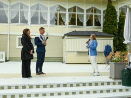 Presidentin tervetulovastaanotto ja Kultarannan puutarhanäyttelyn avaus perjantaina Tasavallan presidentti Alexander Stubb puolisonsa Suzanne Innes-Stubbin kanssa Naantalissa. Kuva: Naantalin kaupunki.
