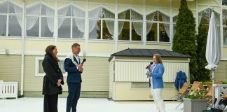 Presidentin tervetulovastaanotto ja Kultarannan puutarhanäyttelyn avaus perjantaina Tasavallan presidentti Alexander Stubb puolisonsa Suzanne Innes-Stubbin kanssa Naantalissa. Kuva: Naantalin kaupunki.