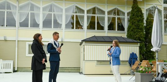 Presidentin tervetulovastaanotto ja Kultarannan puutarhanäyttelyn avaus perjantaina Tasavallan presidentti Alexander Stubb puolisonsa Suzanne Innes-Stubbin kanssa Naantalissa. Kuva: Naantalin kaupunki.
