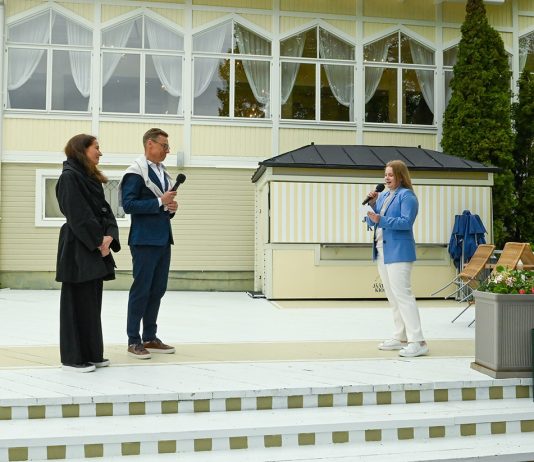 Presidentin tervetulovastaanotto ja Kultarannan puutarhanäyttelyn avaus perjantaina Tasavallan presidentti Alexander Stubb puolisonsa Suzanne Innes-Stubbin kanssa Naantalissa. Kuva: Naantalin kaupunki.
