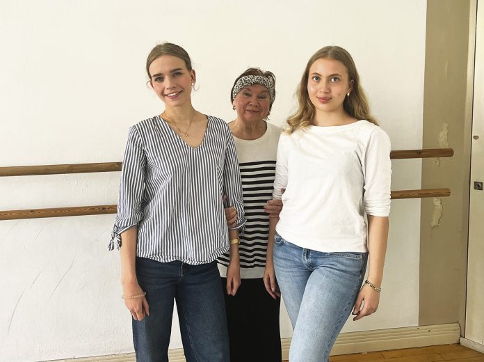 Ruusa Orpo, Raija Lehmussaari ja Vilma Morko balettikoululla.