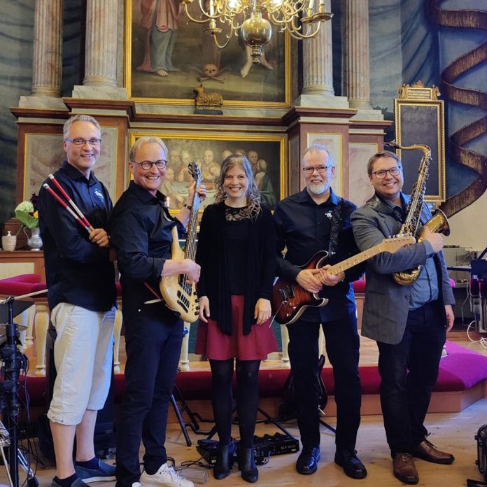 Ilonen House Band. Vasemmalta Jyrki Alonen, Harri Lukander, Tiina Ilonen, Aarre Palomäki ja Kasper Haikonen.